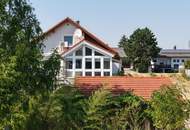 Außergewöhnliches Einfamilienhaus mit zwei Wohneinheiten, großem Garten und Gästehaus in Leobendorf
