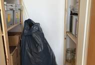 Seltene Gelegenheit in begehrter Lage! Gemütliche 2-Zimmer Wohnung mit bodentiefen Fenstern, praktischem Abstellraum UND kostengünstigem Parkplatz direkt vor der Haustüre!