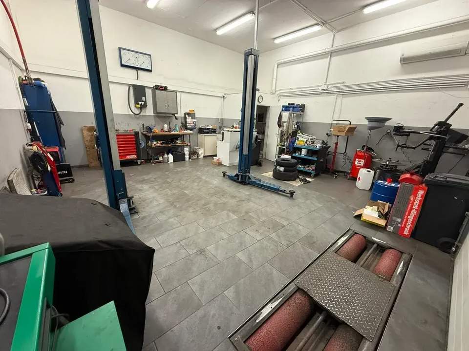 Nachmieter gesucht: KFZ-Werkstatt mit Betriebsanlagengenehmigung – 4 Hallen, gesamt ca. 100 m²