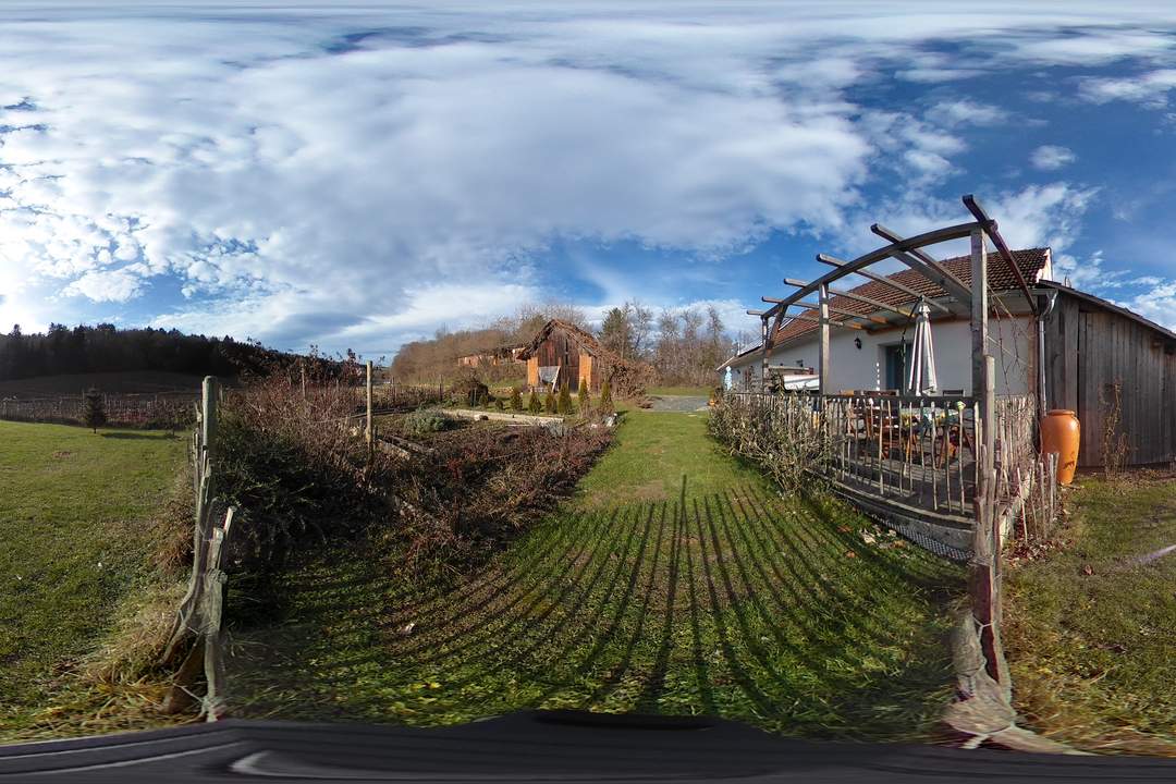 Sehr liebevoll und stilvoll saniertes Bauernhaus mit zwei Ferienappartements