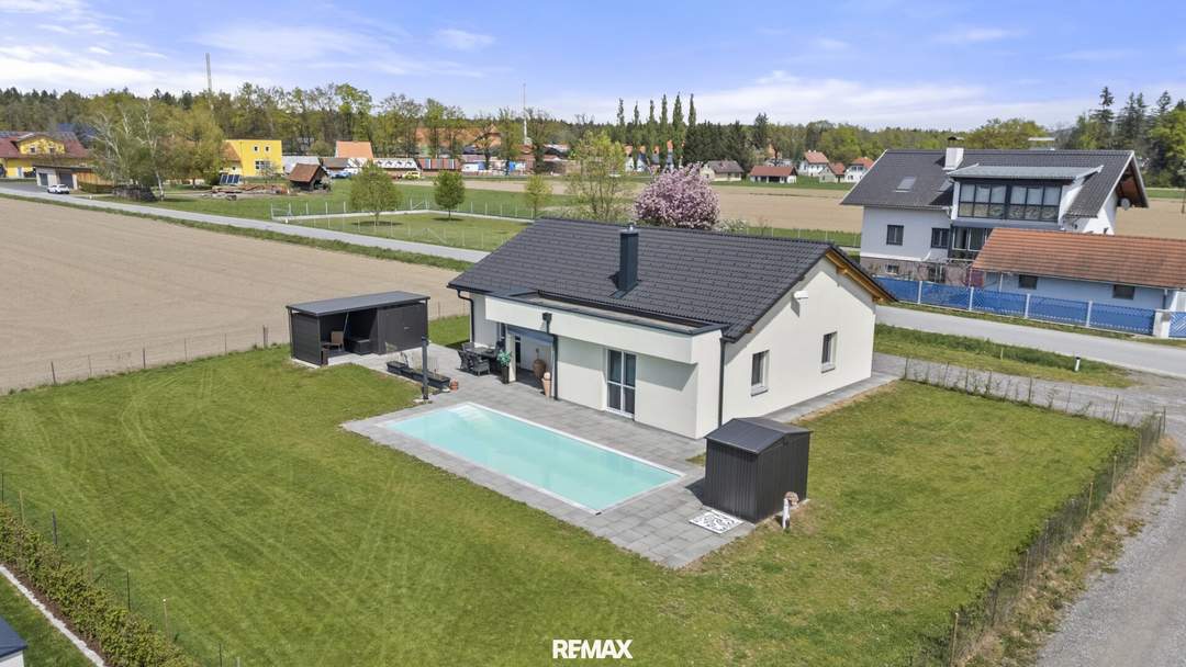 Moderner Town &amp; Country Bungalow mit Pool, Carport und großzügigem Eigengrund in sonniger Lage