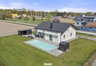 Moderner Town &amp; Country Bungalow mit Pool, Carport und großzügigem Eigengrund in sonniger Lage