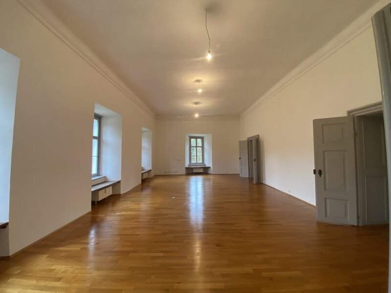 Herrschaftliches Wohnen im Schloss 3 Zimmer Wohnung 155 m²