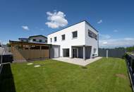 142 m² WOHNFLÄCHE – NEUWERTIG – SOFORT VERFÜGBAR! Luxuriöses Wohnen über zwei Etagen mit Designerküche, Garten und Carport in grüner Ruhelage!