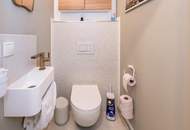 Stilechte, professionell generalsanierte Altbauwohnung mit Balkon