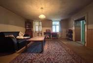 Sanierungsbedürftiges, preiswertes Einfamilienhaus mit Nebengebäuden