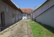 Zwei Wege, ein Zuhause -sanierungsbedürftiges Haus mit großem Garten