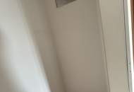 Seltene Gelegenheit in begehrter Lage! Gemütliche 2-Zimmer Wohnung mit bodentiefen Fenstern, praktischem Abstellraum UND kostengünstigem Parkplatz direkt vor der Haustüre!