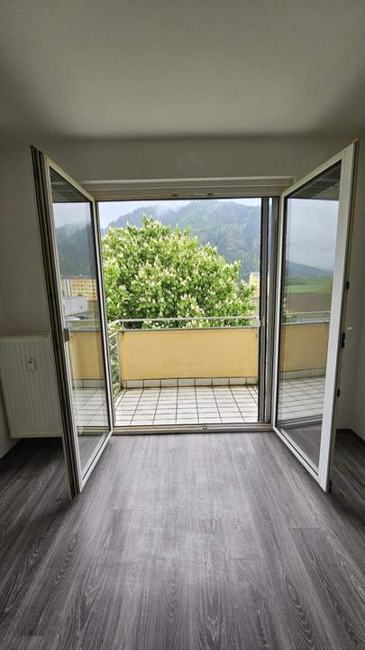 Unbefristete 2-Zimmer-Wohnung mit Balkon!