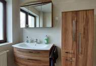 Suchen Sie ein neues Zuhause für sich und Ihre Tiere? Dieses renovierte Bauernhaus mit Nebengebäude und großem Grundstück wartet auf Sie!