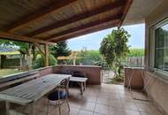 Einfamilienhaus mit Vollkeller samt angebauter Garage und überdachter Terrasse in ruhiger und sonniger Sackgassenlage !