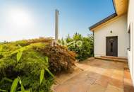 Fernblick Refugium am Hexenberg – Exklusive Architektenvilla in Besthanglage mit Schwimmteich und Gästehaus