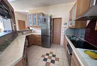 Tolles Zweifamilienhaus mit Einliegerwohnung, sonniger Terrasse, Keller, Doppelgarage und Pool!