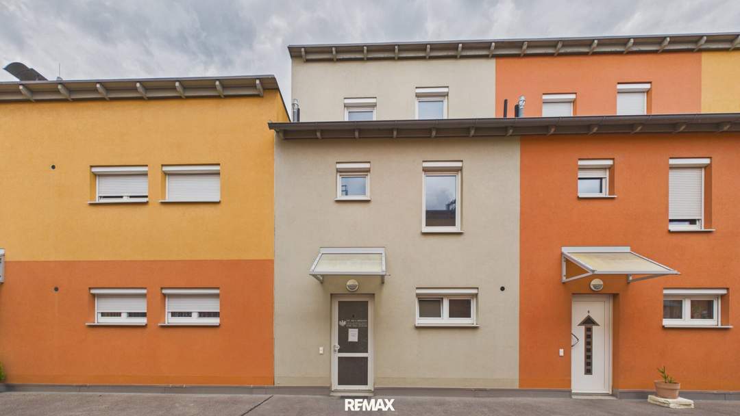 Modernes Reihenhaus mit kleinem Garten, 2 Garagenplätzen und übernehmbarer Wohnbauförderung