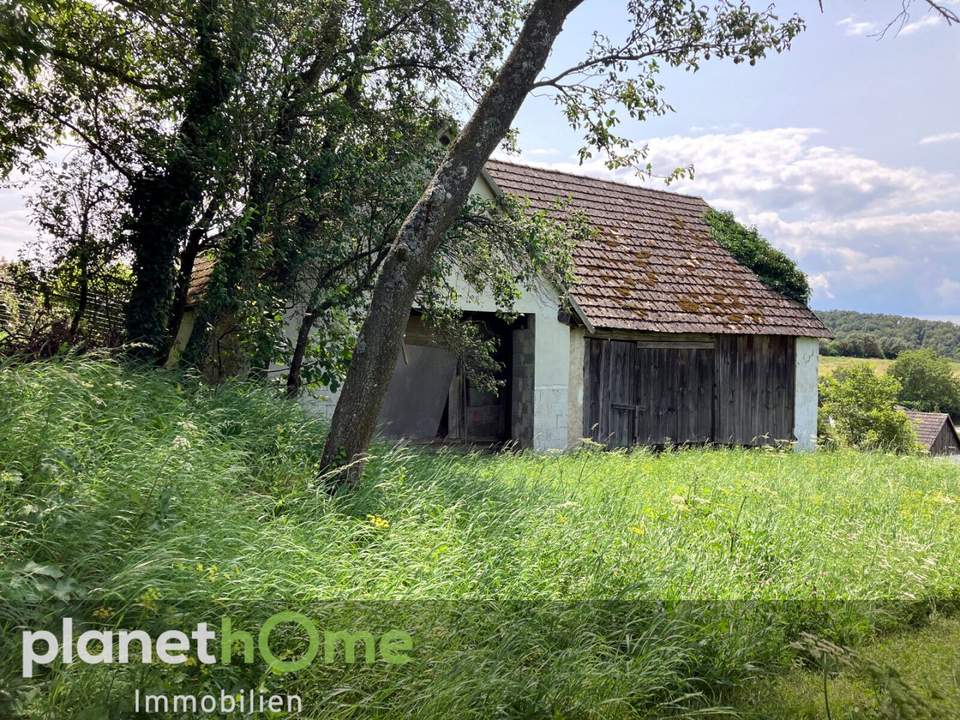 Bauland mit landwirtschaftlichem Gebäude und Altbaumbestand