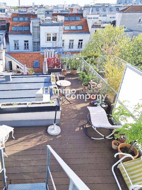 Relaxen mitten in der Stadt! Sympathische, helle Dachgeschoss Maisonettenwohnung mit Balkon und Terrasse - freier Blick über Wien