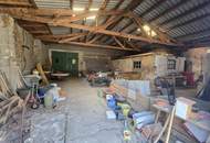 Wohnen mit Privatsphäre: Bauernhaus mit uneinsehbarem Innenhof, großem Maschinenschuppen und vielseitigen Nebengebäuden
