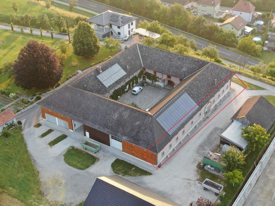 Großzügige Flächen eines Wirtschaftstrakts mit guter Verkehrsanbindung