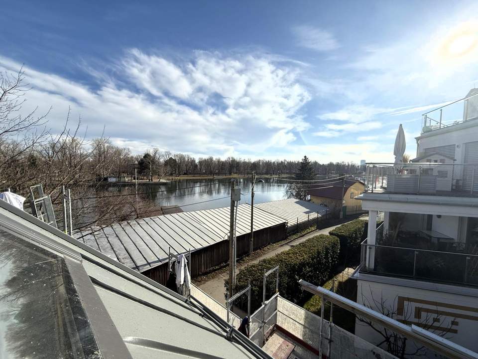 DG-Singlewohnung mit direktem Blick auf die Alten Donau – Provisionsfrei f. Käufer // DG-single apartment with direct view to the Old Danube //