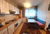 Solides Einfamilienhaus mit Garten und großer Halle