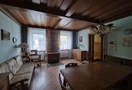 GROSSZÜGIGES LANDHAUS MIT GESCHLOSSENEM INNENHOF, WERKSTATT UND NEBENGEBÄUDEN IN PARADIESISCHER GRÜNRUHELAGE MIT MÖGLICHKEIT AUF STADEL UND KLEINE LANDWIRTSCHAFTLICHE FLÄCHE