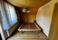 Sanierungsbedürftiges Einfamilienhaus mit Werkstatt und Carport