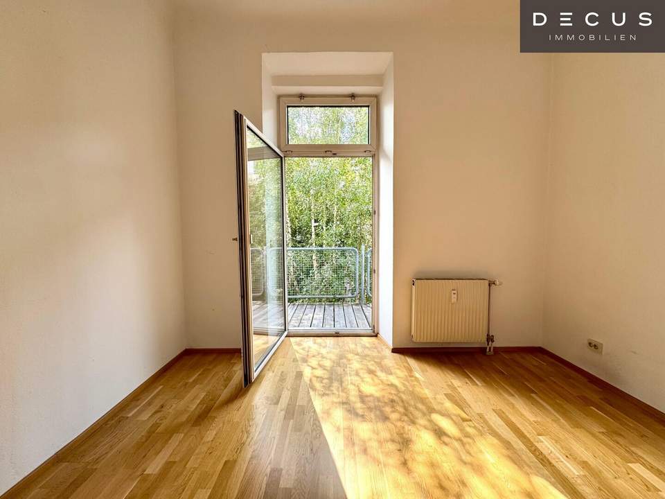 | CHARMANTE 2-ZIMMER-WOHNUNG MIT SONNIGEM BALKON | GRÜN- &amp; SCHLOSSBERGBLICK | ca. 44,1m² | 2.OG | IDEALE LAGE