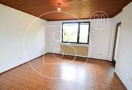 Großes Eckgrundstück mit renovierungsbedürftigem Haus!