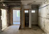 Ein Ort mit Perspektive – Sonniges Grundstück mit entkerntem Bestandsgebäude in Breitenfurt | ZELLMANN IMMOBILIEN