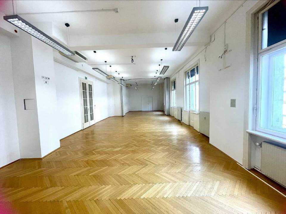 Repräsentative Bürofläche mit Balkon im historischen Palais Fanto zu mieten