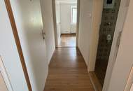 WOHNGENUSS PUR: praktisch geschnittene 2-Raum Wohnung in ruhiger und zentrumsnaher Lage! Preiswert mit heller Raumaufteilung, ebenerdiger Dusche und hochwertigem Zustand!