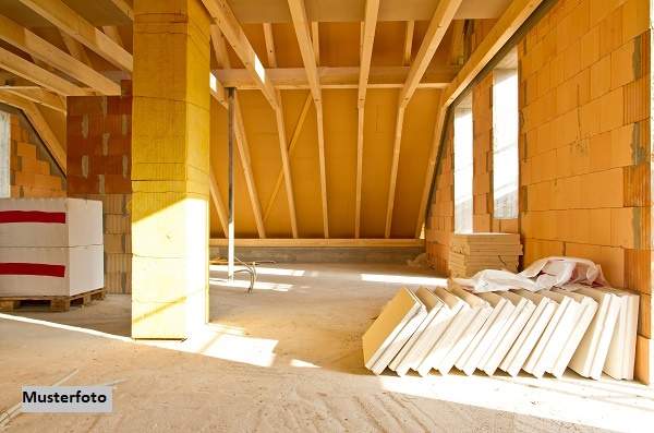 Unfertiger Dachgeschossausbau: 5 Wohneinheiten & 4 Pkw-Stellplätze – Projektchance