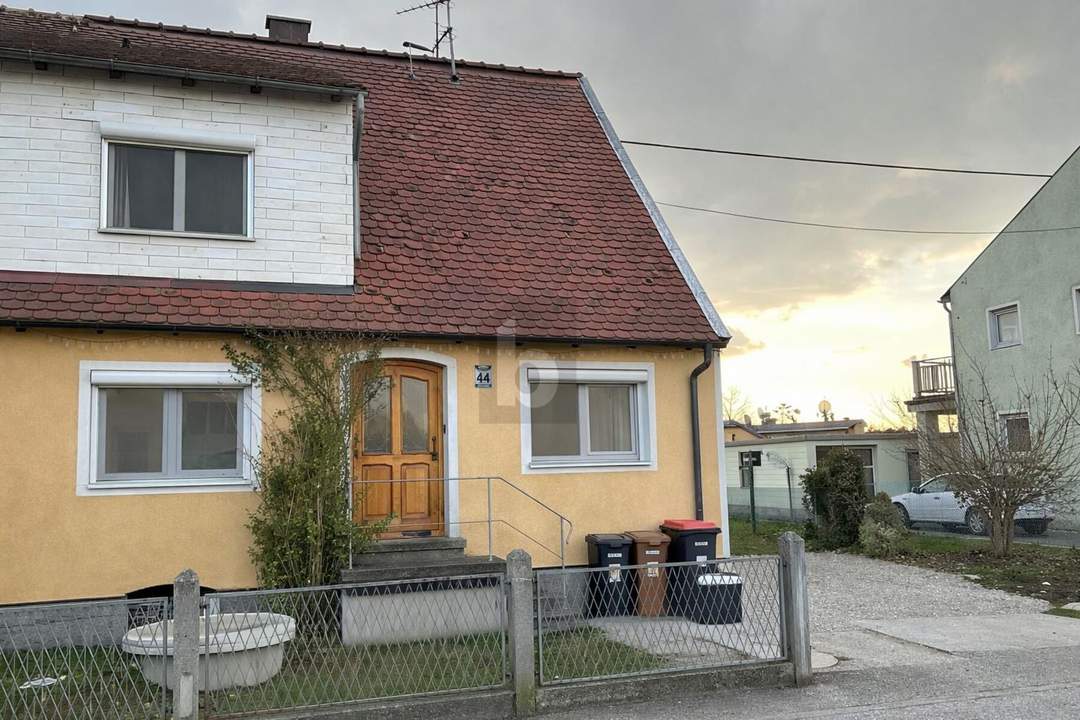 FRISCH RENOVIERT MIT POTENTIAL AUF ZWEIFAMILIENHAUS