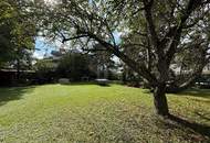 SONNIG UND EBENERDIG MIT SCHÖNEM BAUMBESTAND