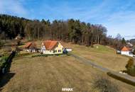 LANDHAUSVILLA mit HOF-ENSEMBLE, GÄSTEWOHNUNGEN UND ENTWICKLUNGSPOTENTIAL