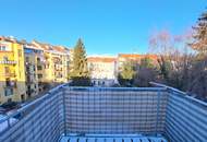 Dachgeschoßwohnung im Altbau: Erstbezug nach Sanierung mit Balkon und Einbauküche!