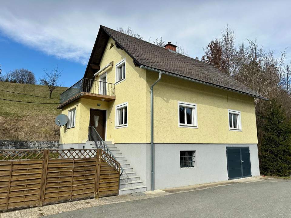 Geräumiges Ein- bzw. Zweifamilienhaus mit Wirtschaftsgebäude