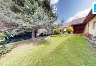 Bauernhaus mit grünem Gartenidyll und Naturpool