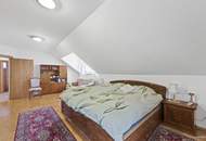 Großzügiges Familiendomizil mit uneinsichtigem Garten, Hallenbad, Sauna und Garage für 2 PKW