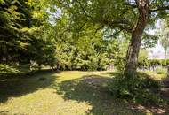 Verwunschenes Wohnhaus versteckt in großem Gartengrundstück