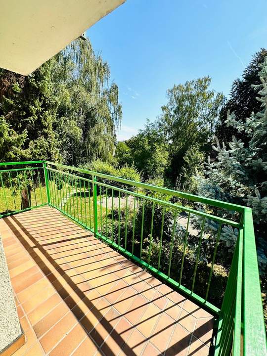 Hochwertig sanierte 2-Zimmer-Anlegerwohnung mit 9 m² Balkon ins Grüne - absolute Ruhelage