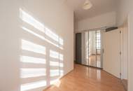 ++Q18++ Renovation-needed 3-room old building flat, lots of potential