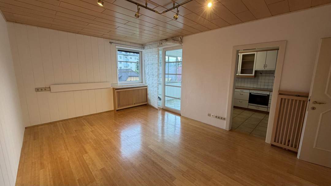 Helle und großzügige 2-Zimmer-Wohnung mit verglaster Loggia