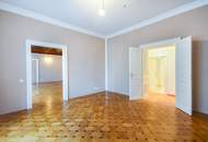 Großzügige Altbauwohnung mit kleinem Balkon in repräsentativen Stilaltbau