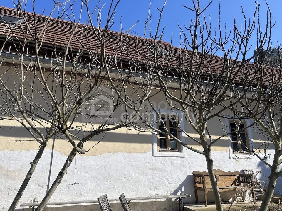 Historischer Dreiseithof mit schönen Gewölbedecken sucht neue Eigentümer