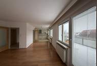 Klimatisierte Dachgeschosswohnung mit 4 Schlafzimmer und Garage // Air-conditioned attic apartment with 4 bedrooms and garage //