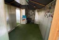 Ihr grünes Wohnzimmer: 2 Zimmer mit Terrasse und eigenem Garten! Teilsanierung notwendig!