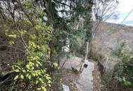 2 stark renovierungsbedürftige Häuser auf einem Grundstück mit schöner Fernsicht zu verkaufen