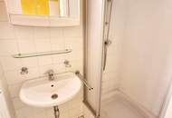 Ein Zuhause, das nach Ihrer Handschrift verlangt! Entzückende Altbauwohnung mit Sanierungsbedarf + Traumhaft schönes Haus + Perfekte Infrastruktur und Anbindung! Jetzt zugreifen!