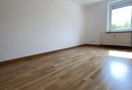 Gemütliche 3- Zimmer Wohnung im Erdgeschoss bietet ein ideales Zuhause für kleine Familien oder Paare - inmitten einer grünen Umgebung ohne auf beste Infrastruktur verzichten zu müssen! Erstbezug nach Sanierung!